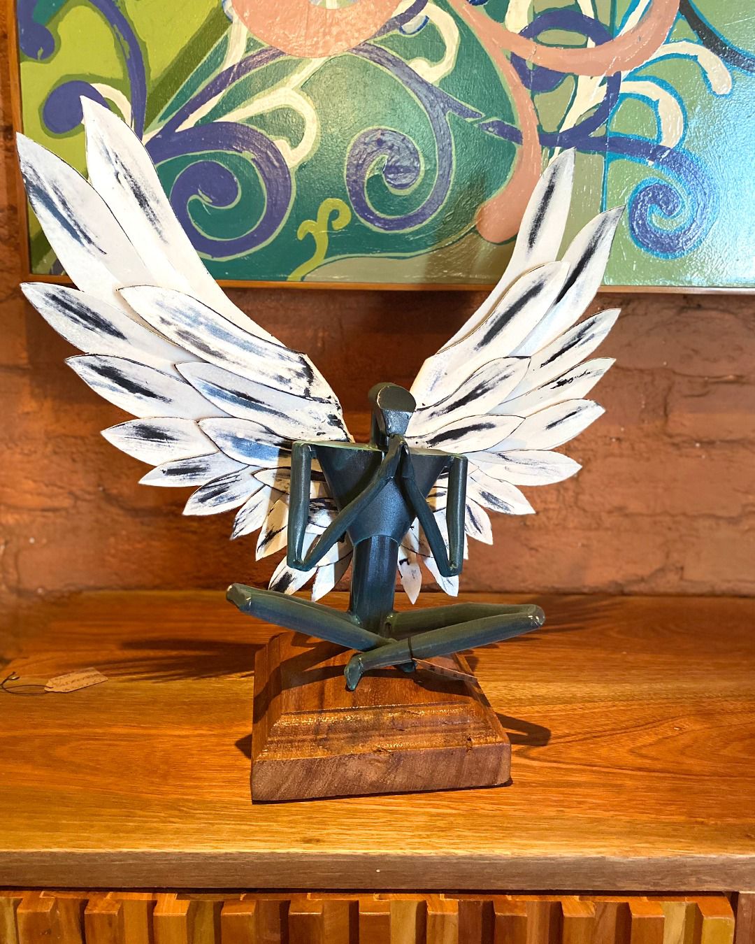 Anjo de ferro com base de madeira 